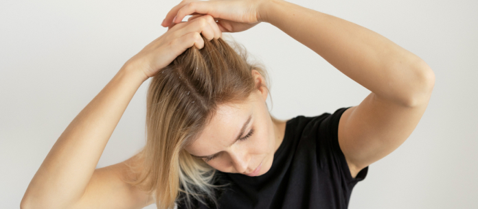 Swędzenie skóry głowy – jaką może mieć przyczynę?