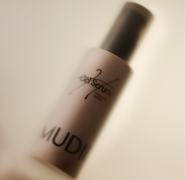 Serum nawilżające do włosów i skóry głowy Mudii w eleganckiej butelce.